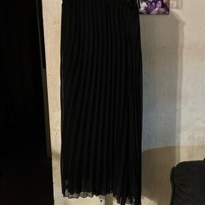 💥Verty Black Maxi Pleated Skirt NWOT